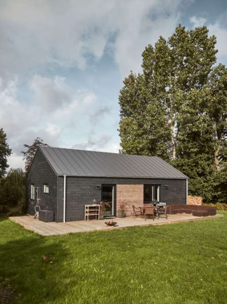 Skiffer, træ og stålprofiler i stilskabende symmetri, Mågevej 11, 4040 Jyllinge